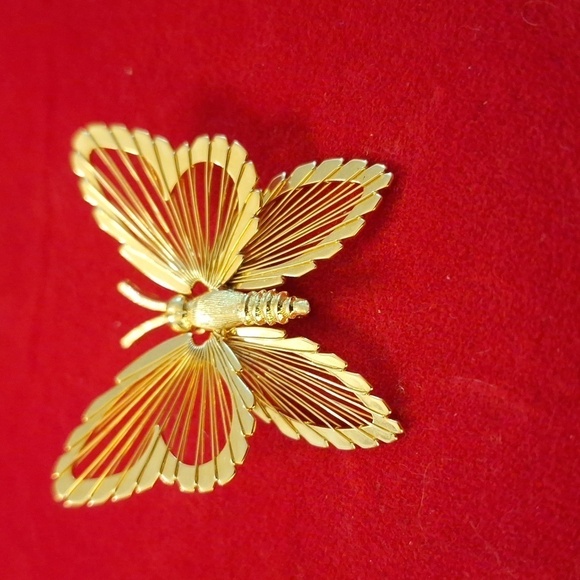 Vintage Monet butterfly brooch gold tone wire wings insect moth jewelry pin - Picture 4 of 10